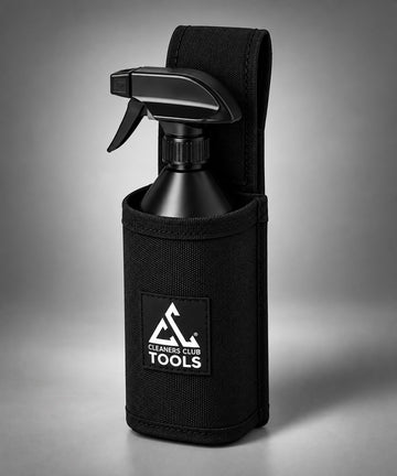 Schwarze Gürteltasche aus strapazierfähigem Stoff mit Logo, passend für Sprühflasche bis 88 mm Durchmesser.